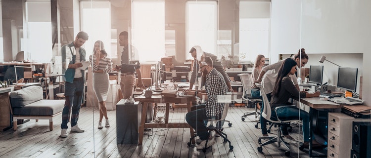 Mitarbeiter sind am Arbeitsplatz im Büro