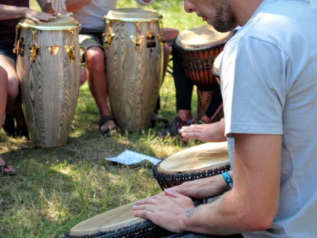 Ein Drumming-Workshop stärkt Teamgeist, Konzentration und Zusammenarbeit.