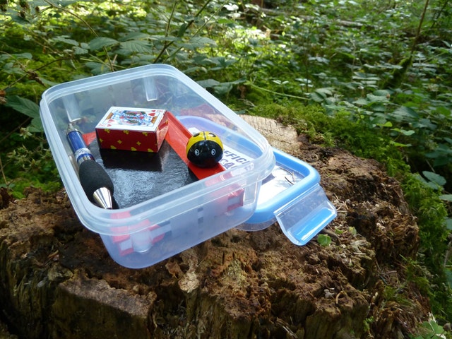 Beim Geocaching sind Teamwork, logisches Denken und Ausdauer gefragt.